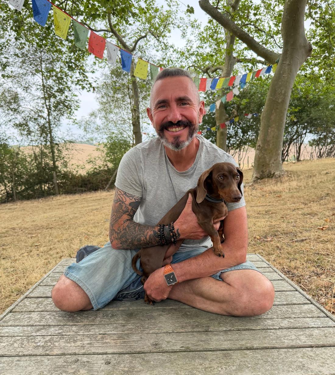 Christophe, éducateur canin comportementaliste de L'École du Chien, entouré de chiens