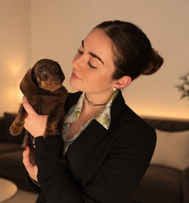 Lucie, fondatrice de L'École du Chien, avec un chiot teckel